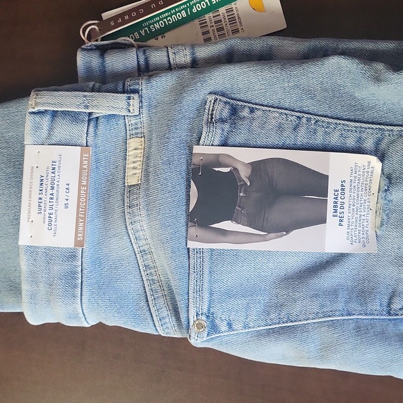 H&M Super Skinny, High Rise Distressed Jeans, Size 4 / 26" x 28" NWT - Picture 3 of 4